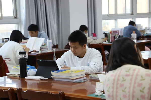 新學(xué)期圖書(shū)館優(yōu)化學(xué)習(xí)環(huán)境助力學(xué)風(fēng)建設(shè)